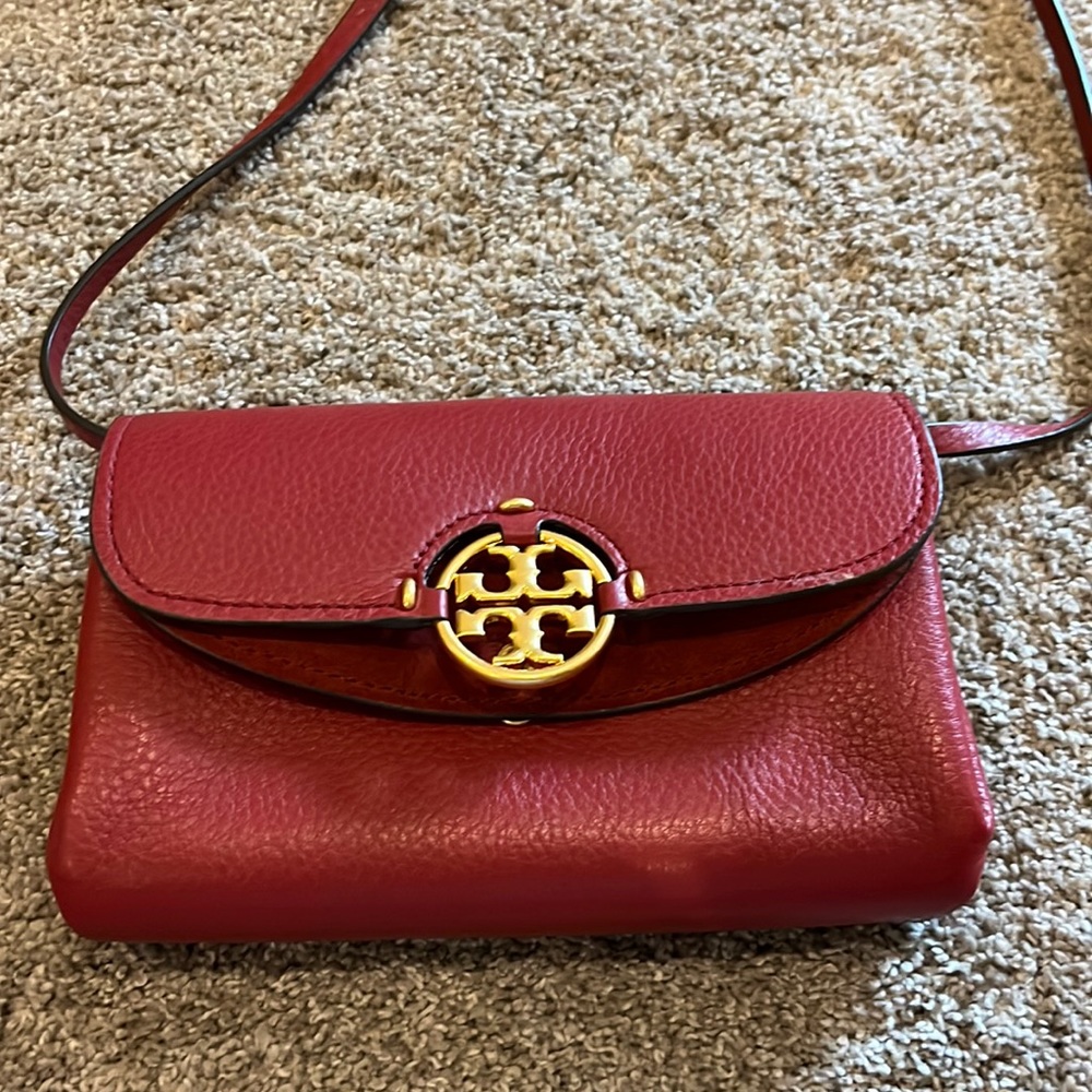 Tory Burch Miller Wallet Crossbody. Leather and suede. Size 8” x5”. Exc cond.